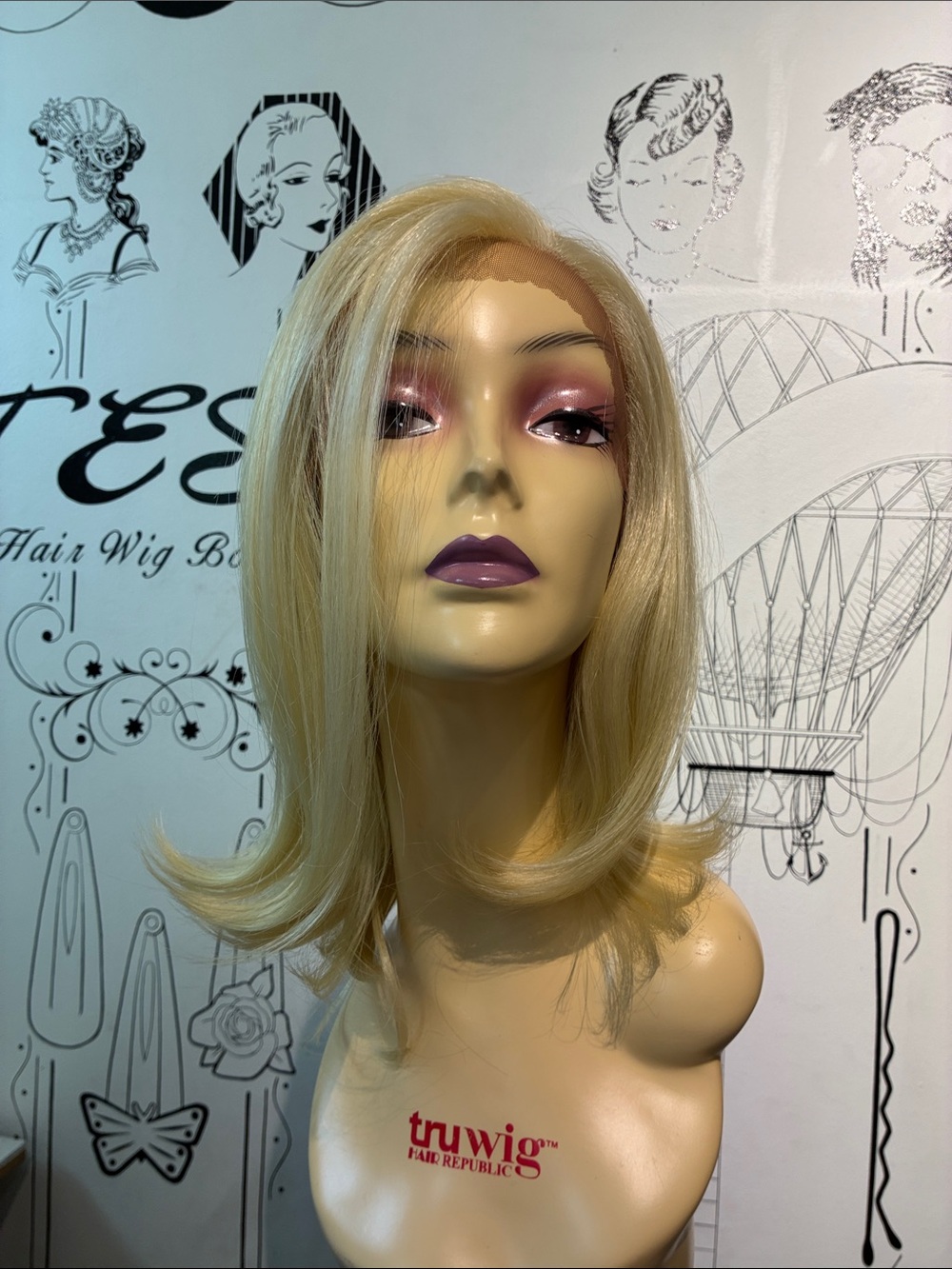613 platinum Blonde Layered Women's Wig - Natural Light Blonde